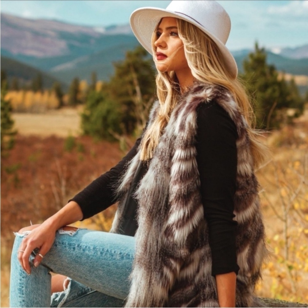 CUPCAKES & CASHMERE Vivianna Faux Feather Fur Vest